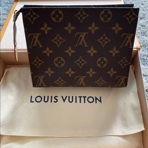 LOUIS VUITTON TOILETRY 19